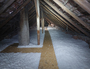 Zateplení stropu rodinného domu pomocí foukané izolace